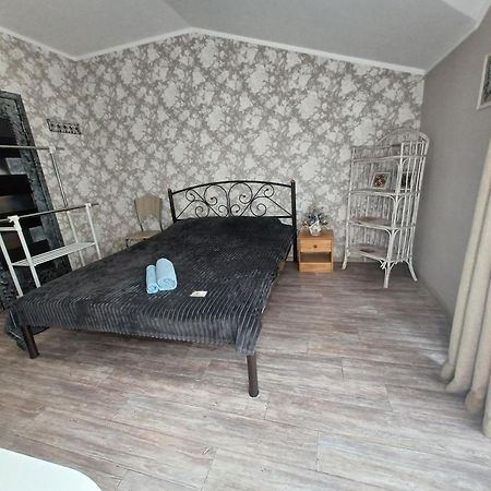 Комната с двухспальной кроватью возле м Осокорки Киев Экстерьер фото
