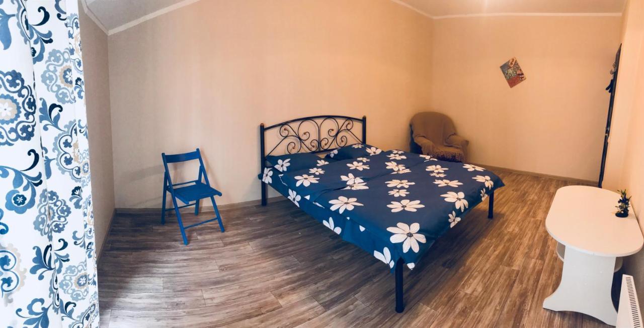 Комната с двухспальной кроватью возле м Осокорки Киев Экстерьер фото