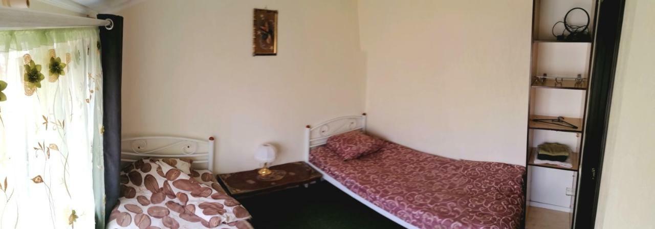 Комната с двухспальной кроватью возле м Осокорки Киев Экстерьер фото